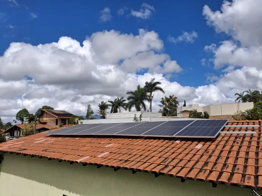 Sistema fotovoltaico instalado em telhado residencial de cerâmica