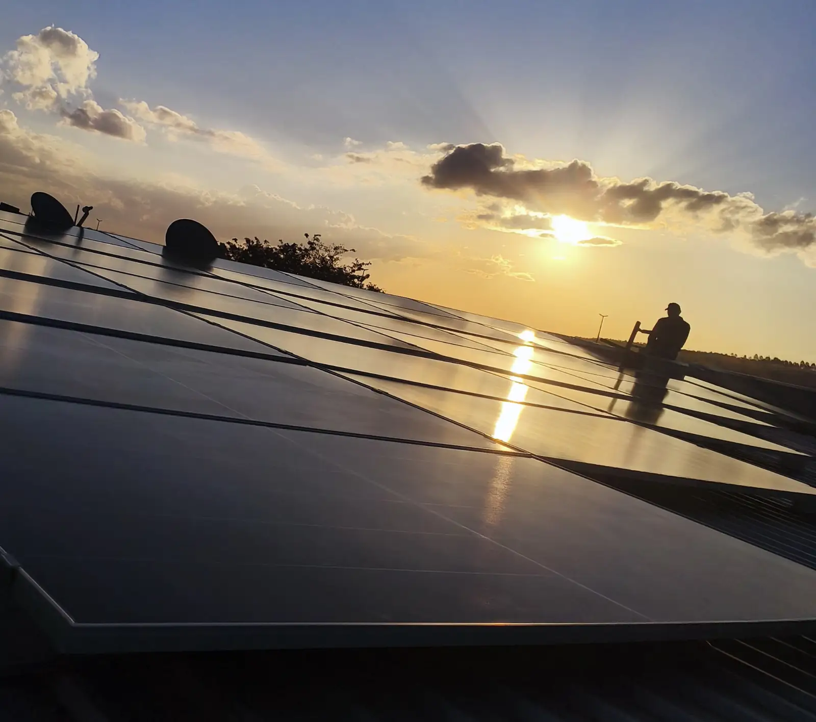 Painéis solares instalados pela WJ Energia ao pôr do sol